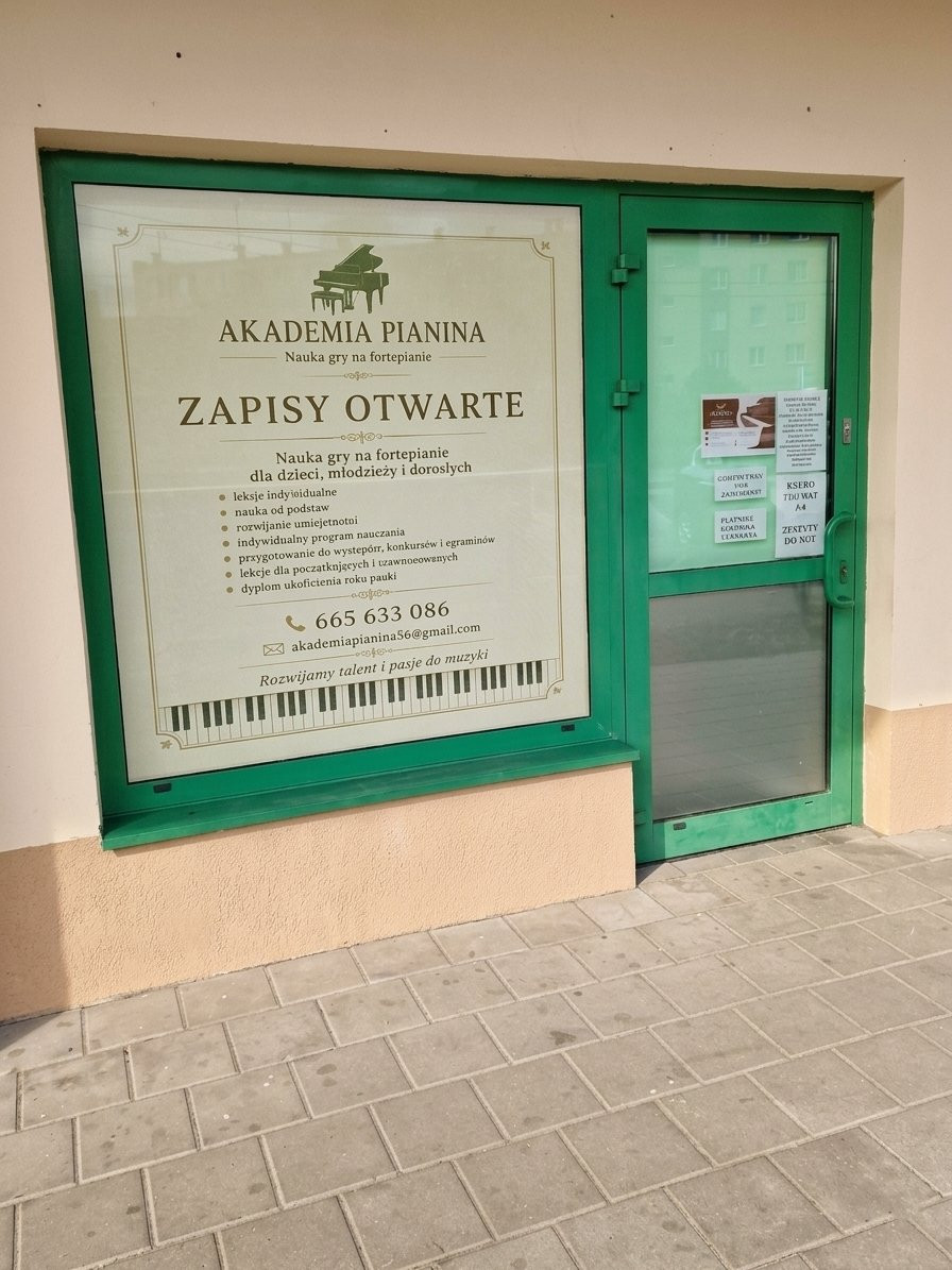 Wejście do Akademii Pianina - witryna przy ul. 20-go Stycznia 60/6 w Pabianicach